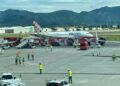 Un avión de Volotea en un asfalto rodeado de vehículos de emergencia.