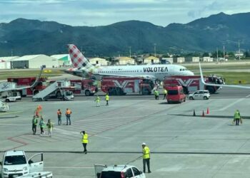 Un avión de Volotea en un asfalto rodeado de vehículos de emergencia.