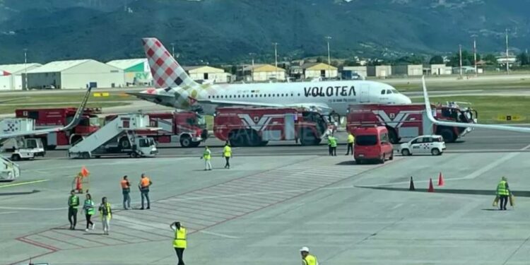 Un avión de Volotea en un asfalto rodeado de vehículos de emergencia.