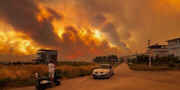 Izmir, Turkiye - 29 de junio: las llamas se elevan desde el área del bosque después de que estalló un incendio forestal en el distrito de Seferihisar, Izmir, Turkiye, el 29 de junio de 2025. El incendio forestal que estalló en las bordes de Menderes y Seferihisar distritos de Izmir está siendo intervenido por el aire y la tierra. Los equipos continúan trabajando para controlar el fuego en la región, donde los fuertes vientos son efectivos. (Foto de Lokman Ilhan/Anadolu a través de Getty Images)