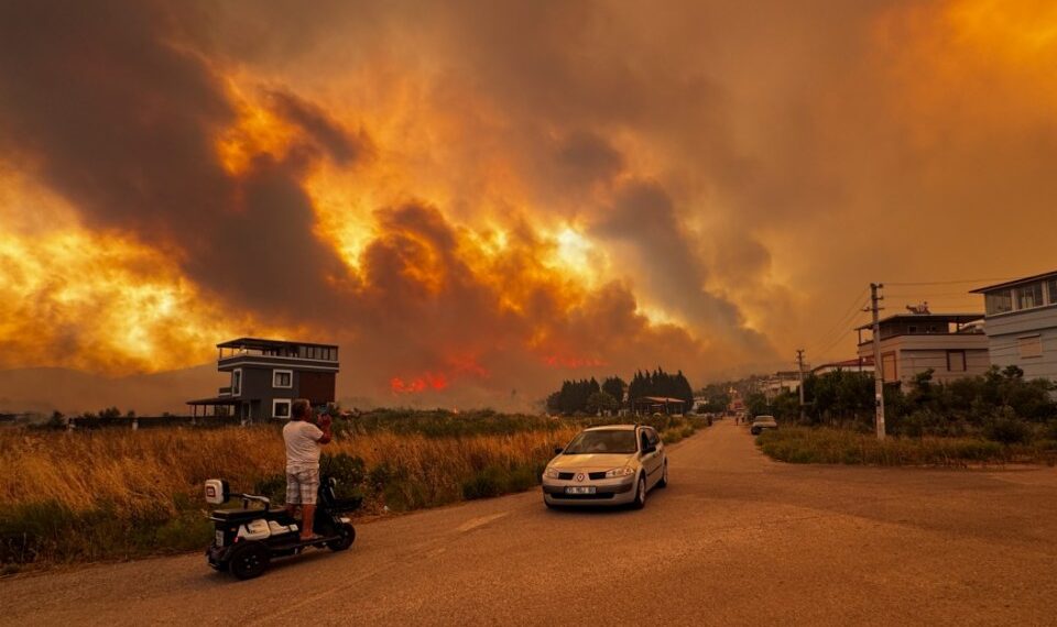 Izmir, Turkiye - 29 de junio: las llamas se elevan desde el área del bosque después de que estalló un incendio forestal en el distrito de Seferihisar, Izmir, Turkiye, el 29 de junio de 2025. El incendio forestal que estalló en las bordes de Menderes y Seferihisar distritos de Izmir está siendo intervenido por el aire y la tierra. Los equipos continúan trabajando para controlar el fuego en la región, donde los fuertes vientos son efectivos. (Foto de Lokman Ilhan/Anadolu a través de Getty Images)