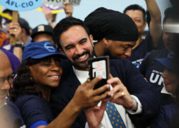El candidato a la alcaldía de Nueva York, Zohran Mamdani, toma fotos con los partidarios durante una conferencia de prensa en el edificio del Consejo de Comercios de Hoteles y Gaming el 2 de julio de 2025 en la ciudad de Nueva York.