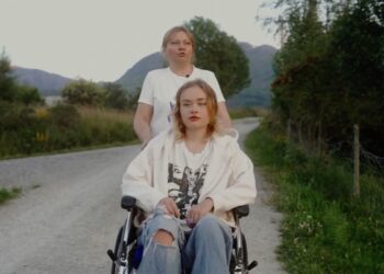 Maria Kovalchuk, una modelo Onlyfans, en una silla de ruedas con su madre.