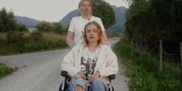 Maria Kovalchuk, una modelo Onlyfans, en una silla de ruedas con su madre.