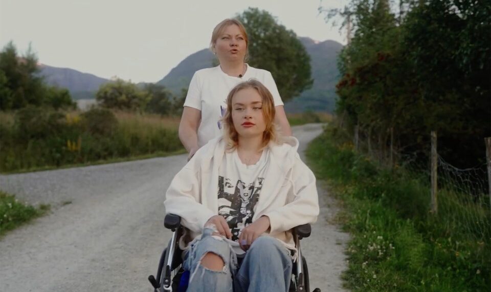 Maria Kovalchuk, una modelo Onlyfans, en una silla de ruedas con su madre.