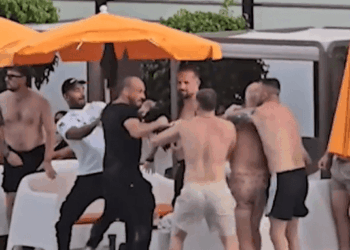 Hombres peleando por una piscina.