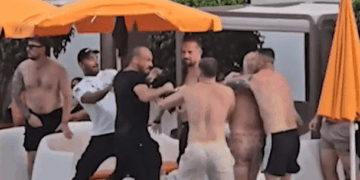 Hombres peleando por una piscina.