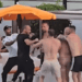 Hombres peleando por una piscina.