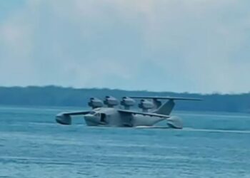 Un vehículo de efecto de ala en tierra en el agua.