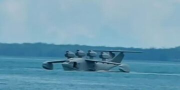 Un vehículo de efecto de ala en tierra en el agua.