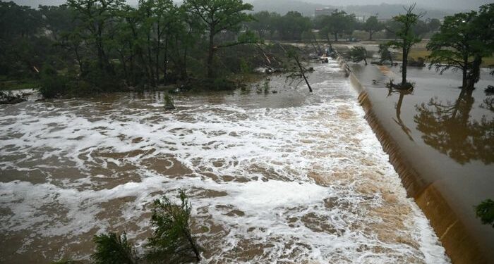 El número de muertes de las inundaciones de Texas aumenta a 82, incluidos 28 niños; Visita de planes de Trump