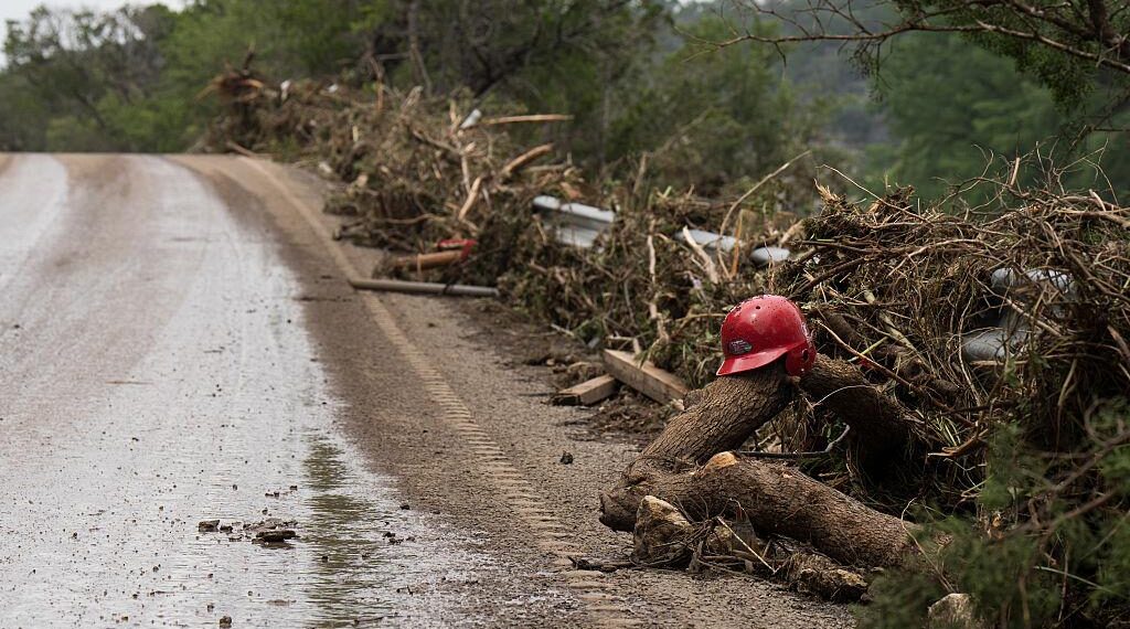 El casco de béisbol de un niño se encuentra entre los escombros de inundación a lo largo de TX-39 cerca de Hunt, Texas, el 5 de julio de 2025. (Eric Vryn/Getty Images)
