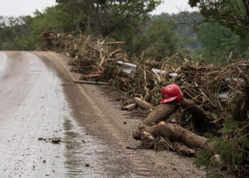 El casco de béisbol de un niño se encuentra entre los escombros de inundación a lo largo de TX-39 cerca de Hunt, Texas, el 5 de julio de 2025. (Eric Vryn/Getty Images)