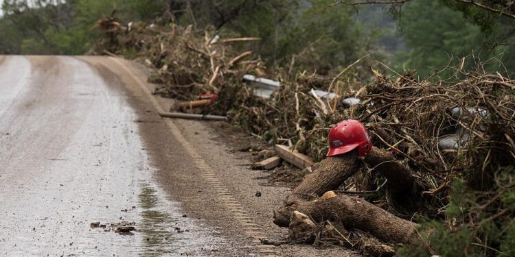 El casco de béisbol de un niño se encuentra entre los escombros de inundación a lo largo de TX-39 cerca de Hunt, Texas, el 5 de julio de 2025. (Eric Vryn/Getty Images)