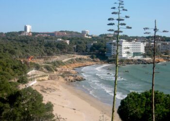Playa en Salou, España, donde se ahogaron dos hermanos jóvenes.