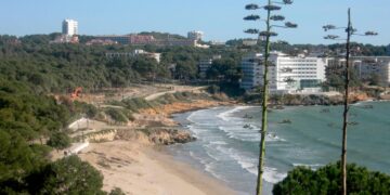 Playa en Salou, España, donde se ahogaron dos hermanos jóvenes.