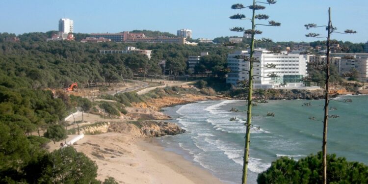 Playa en Salou, España, donde se ahogaron dos hermanos jóvenes.