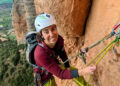 Mujer escalada en roca.