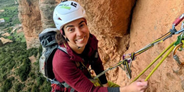 Mujer escalada en roca.