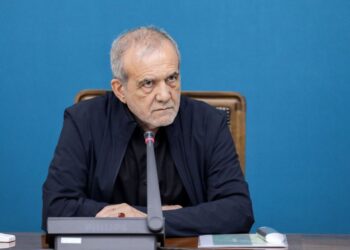 El presidente iraní Masoud Pezeshkian preside una reunión.