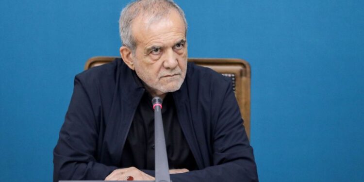 El presidente iraní Masoud Pezeshkian preside una reunión.