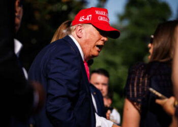 El presidente Donald Trump saluda a los invitados después de entregar comentarios durante un picnic familiar militar del Día de la Independencia en el césped sur de la Casa Blanca el 4 de julio de 2025 en Washington, DC