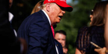 El presidente Donald Trump saluda a los invitados después de entregar comentarios durante un picnic familiar militar del Día de la Independencia en el césped sur de la Casa Blanca el 4 de julio de 2025 en Washington, DC