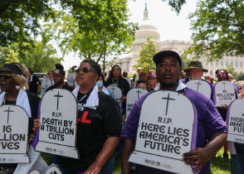 Los trabajadores de la atención con la Unión Internacional de Empleados del Servicio (SEIU) participan en una protesta del cementerio vivo para denunciar el impacto a los pacientes, las familias y los trabajadores si los republicanos reducen Medicaid, la atención médica y el ritmo para pagar los recortes de impuestos para los ricos, en el Capitolio de los Estados Unidos el 23 de junio de 2025, en Washington, DCC, DCC, DCC, en Washington.