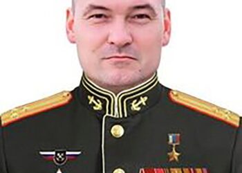 Retrato de Gen Gen Mikhail Gudkov con uniforme militar.