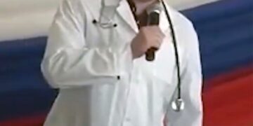 Ilya Sorokin, una médica de la prisión rusa acusada de torturar a los prisioneros de guerra ucranianos, hablando en un micrófono.