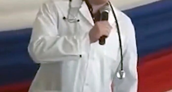 Ilya Sorokin, una médica de la prisión rusa acusada de torturar a los prisioneros de guerra ucranianos, hablando en un micrófono.