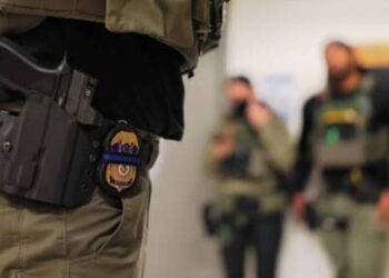 Se ve una insignia de oficiales de ICE mientras los agentes federales patrullan los pasillos del Tribunal de Inmigración en el Edificio Federal Jacob K. Javitz el 10 de junio de 2025 en la ciudad de Nueva York.