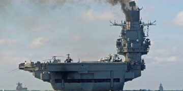 Almirante Kuznetsov Aircraft Carrier en el Canal de la Mancha.