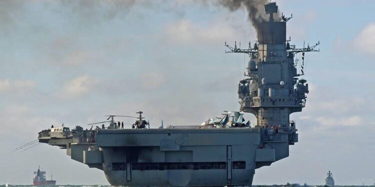 Almirante Kuznetsov Aircraft Carrier en el Canal de la Mancha.