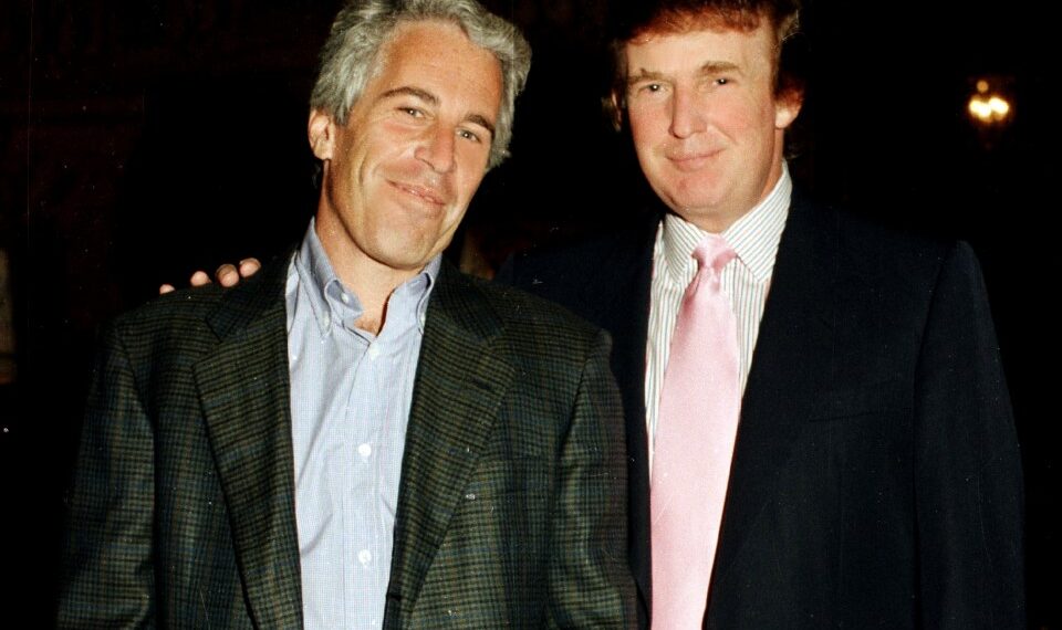 Retrato de Jeffrey Epstein y Donald Trump en Mar-a-Lago.