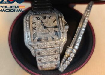 Reloj de diamantes y pulsera recuperado por la policía.