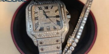 Reloj de diamantes y pulsera recuperado por la policía.