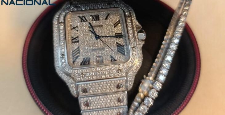 Reloj de diamantes y pulsera recuperado por la policía.