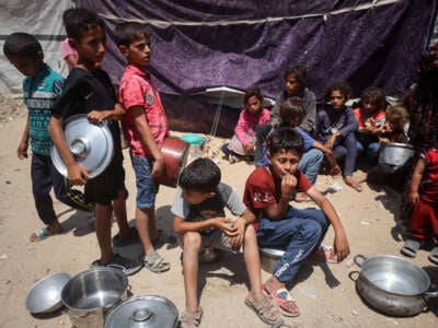 Los niños palestinos hacen cola para alimentos en un punto de distribución en la ciudad de Gaza, el 17 de junio de 2025.