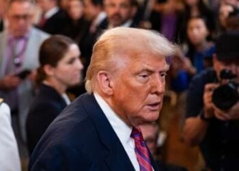 El presidente Donald Trump sale después de firmar la Ley Genius en la Casa Blanca en Washington, DC, el 18 de julio de 2025.