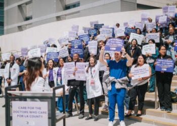 Los médicos en Los Ángeles tienen señales mientras se unen para un contrato sindical