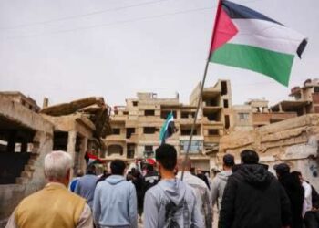 Los activistas en el campamento de Yarmouk, en la capital siria de Damasco, tienen una vigilia solidaridad para Gaza el 28 de marzo de 2025.