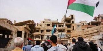 Los activistas en el campamento de Yarmouk, en la capital siria de Damasco, tienen una vigilia solidaridad para Gaza el 28 de marzo de 2025.