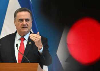 El entonces ministro de Israel, Israel Katz hace gestos mientras habla durante una conferencia de prensa conjunta con el ministro de Relaciones Exteriores de su anfitrión Hungría en el Ministerio de Relaciones Exteriores en Budapest, Hungría, el 17 de junio de 2024.