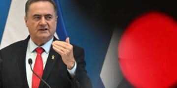 El entonces ministro de Israel, Israel Katz hace gestos mientras habla durante una conferencia de prensa conjunta con el ministro de Relaciones Exteriores de su anfitrión Hungría en el Ministerio de Relaciones Exteriores en Budapest, Hungría, el 17 de junio de 2024.