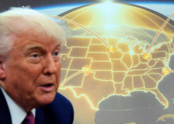 El presidente Donald Trump habla frente a una imagen que representa la propuesta de Trump "Cúpula dorada" Sistema de defensa de misiles en la Oficina Oval de la Casa Blanca el 20 de mayo de 2025 en Washington, DC