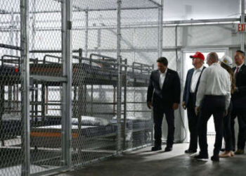 El presidente del presidente Donald Trump, junto con el gobernador de Florida, Ron DeSantis, recorre una cárcel de inmigración, denominado "Alligator Alcatraz," Ubicado en el sitio del aeropuerto de capacitación y transición de Dade-Collier en OchoPee, Florida, el 1 de julio de 2025.