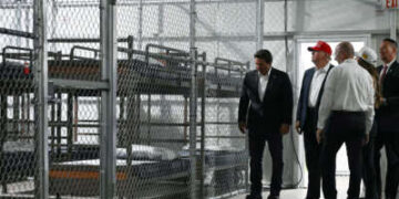 El presidente del presidente Donald Trump, junto con el gobernador de Florida, Ron DeSantis, recorre una cárcel de inmigración, denominado "Alligator Alcatraz," Ubicado en el sitio del aeropuerto de capacitación y transición de Dade-Collier en OchoPee, Florida, el 1 de julio de 2025.