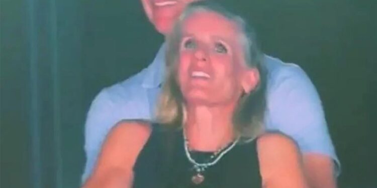 Andy Byron y Kristin Cabot se abrazan en un concierto de Coldplay.