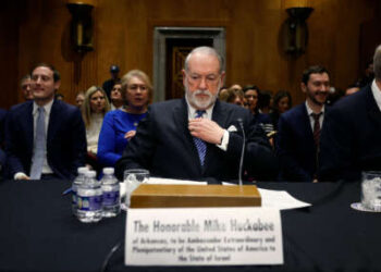 El ex gobernador de Arkansas, Mike Huckabee, el candidato del presidente Donald Trump para ser embajador a Israel, llega a testificar durante su audiencia de confirmación del Comité de Relaciones Exteriores del Senado en el Edificio de la Oficina del Senado de Dirksen el 25 de marzo de 2025, en Washington, DC, DC.